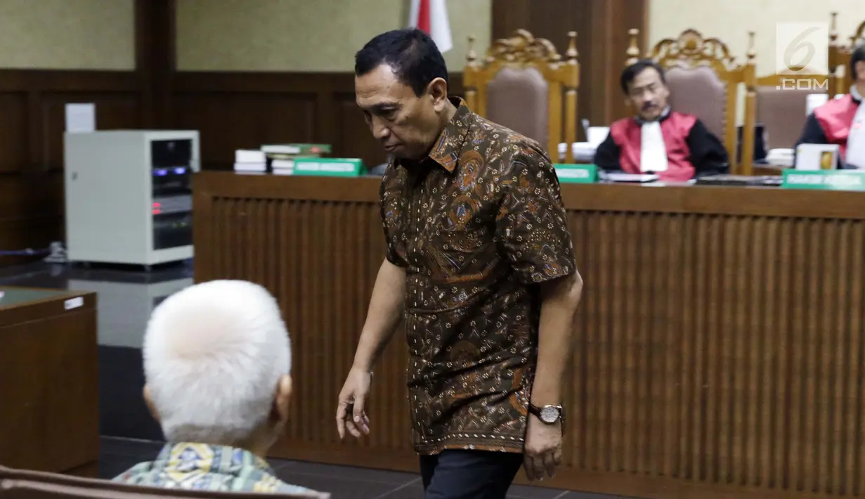 Terdakwa suap dana hibah Kemenpora ke KONI yang juga Sekjen KONI Ending Fuad Hamidy (tengah) saat menjalani sidang pembacaan tuntutan di PengadilanTipikor, Jakarta, Kamis (9/5/2019). JPU KPK menuntut Ending empat tahun penjara, denda Rp 150 juta. (Liputan6.com/Helmi Fithriansyah)