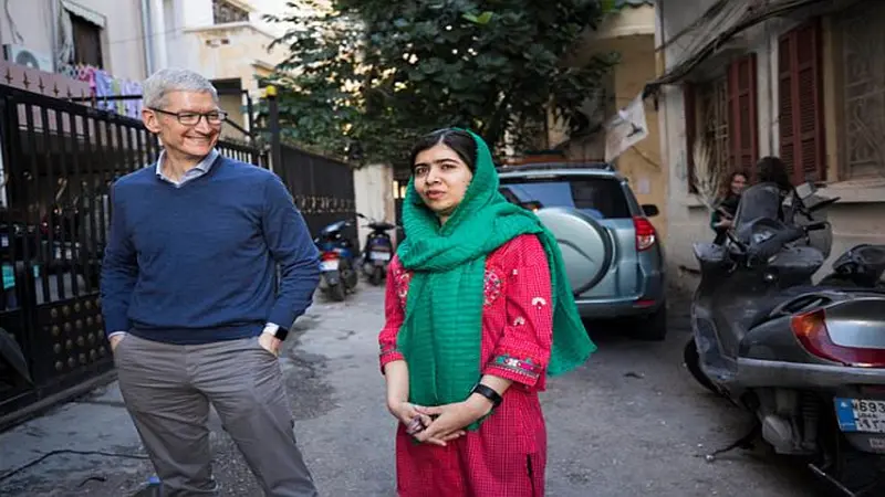 CEO Apple, Tim Cook dan Malala Yousafzai Tim