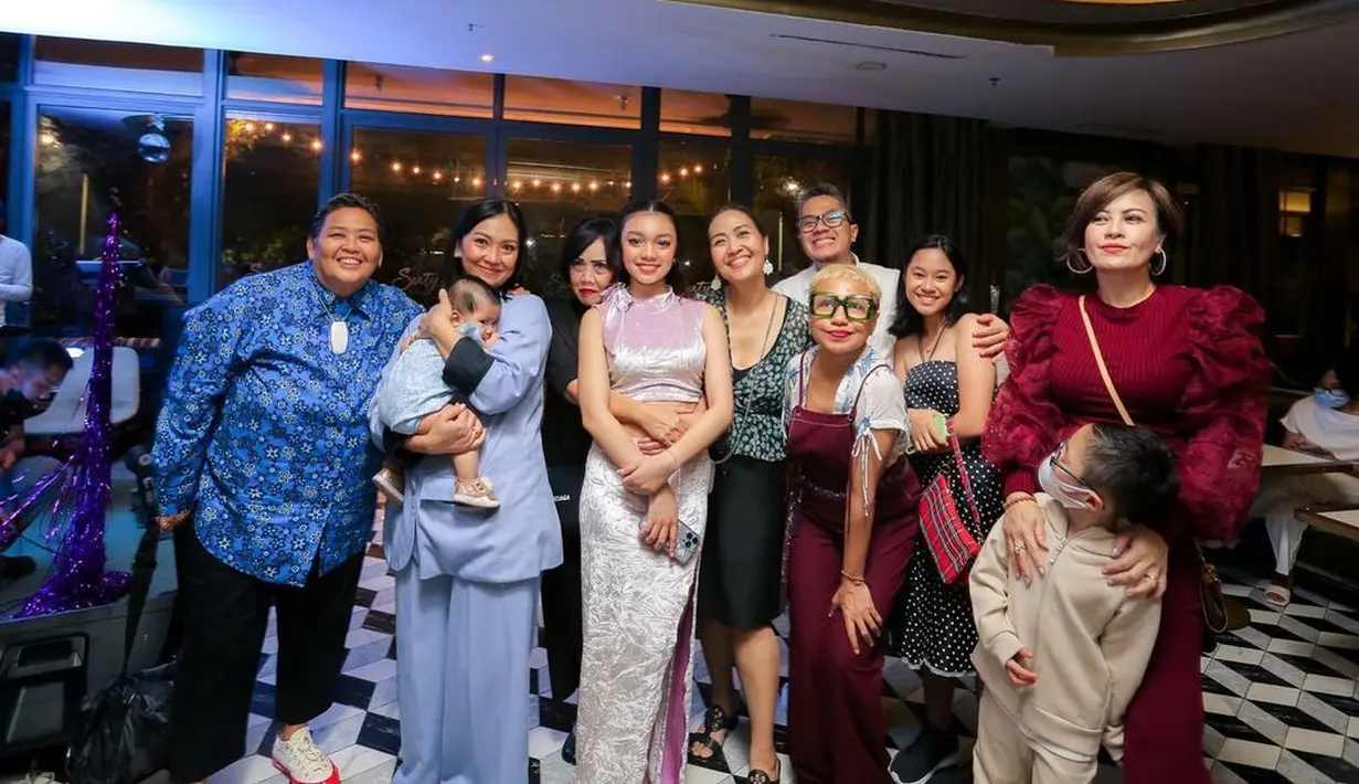 <p>Sang ibu, Riafinola Ifani Sari atau akrab disapa Nola juga turut hadir dan mengajak teman-temannya. Ibu Naura Ayu tersebut mengundang sahabat-sahabatnya, termasuk para personel Be3. (FOTO: instagram.com/riafinola/)</p>