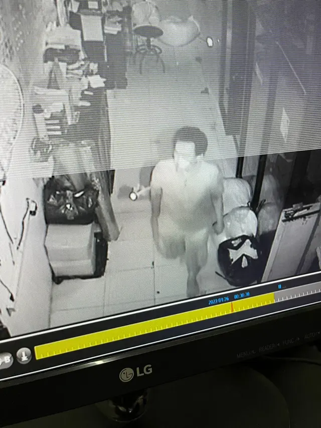 Tangkapan CCTV Aksi Pencurian seorang penyandang tuna wicara di sejumlah toko Pasar Pagi Roa Malaka, Kecamatan Tambora, Jakarta Barat.