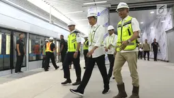 Presiden Joko Widodo bersama Menhub Budi Karya Sumadi, Gubernur DKI Jakarta, Anies Baswedan dan Direktur Utama PT MRT Jakarta William Sabandar bersiap masuk ke dalam kereta MRT di Stasiun Bundaran HI, Jakarta, Selasa (6/11). Liputan6.com/Angga Yuniar)