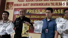 Penyidik Direktorat Tindak Pidana Narkoba Bareskrim Polri menembak mati dua tersangka pengedar narkoba di kawasan Kayu Putih, Pulogadung, Jakarta Timur.