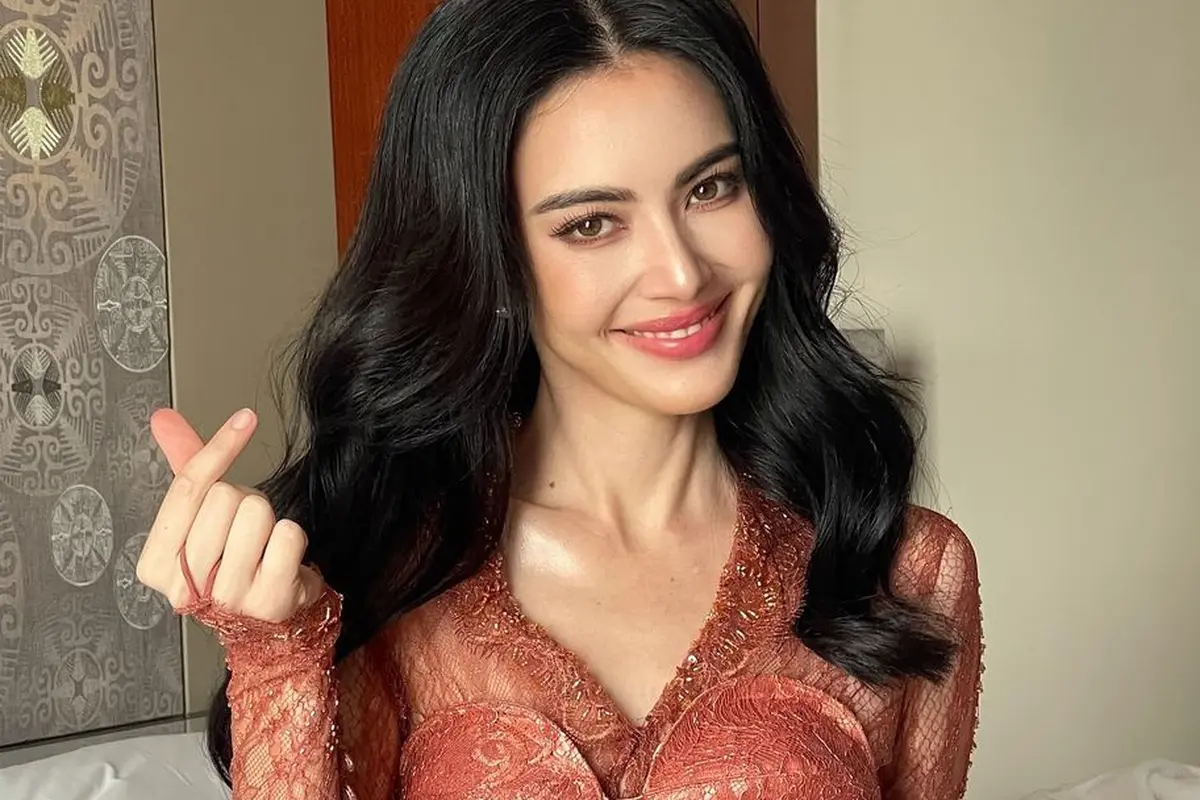 6 Gaya Melokal Aktris Thailand Davika Hoorne Pakai Kebaya sambil Makan Jajanan Pasar saat Tiba di Jakarta
