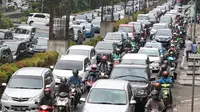 Sejumlah kendaraan melintas di Jalan HR Rasuna Said, Kuningan, Jakarta, Kamis (22/6). Pemprov DKI berencana akan menambah ruas jalan yang tidak boleh dilalui oleh sepeda motor di tiga ruas jalan protokol ibu kota. (Liputan6.com/Immanuel Antonius)