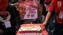 Sejumlah anggota Disabilitas Indonesia Pospera (Posko Perjuangan Rakyat)  Tuna Rungu Indonesia saat memotong kue seusai mendeklarasikan dukungan terhadap Joko Widodo (Jokowi)  untuk periode ke-2 di Jakarta, Minggu (19/8). (Liputan6.com/Herman Zakharia)