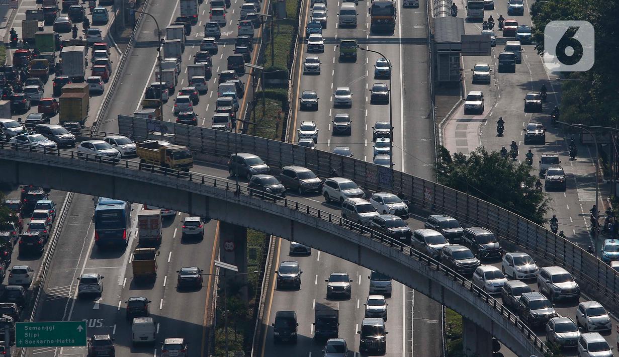 Sejumlah kendaran bermotor melintas di kawasan Jakarta, Jumat (9/6/2023). (Liputan6.com/Angga Yuniar)