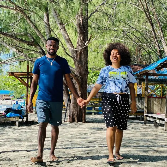 Jadi Duta PON XX Papua, Ini 6 Potret Kebersamaan Boaz Solossa dan Sang Istri