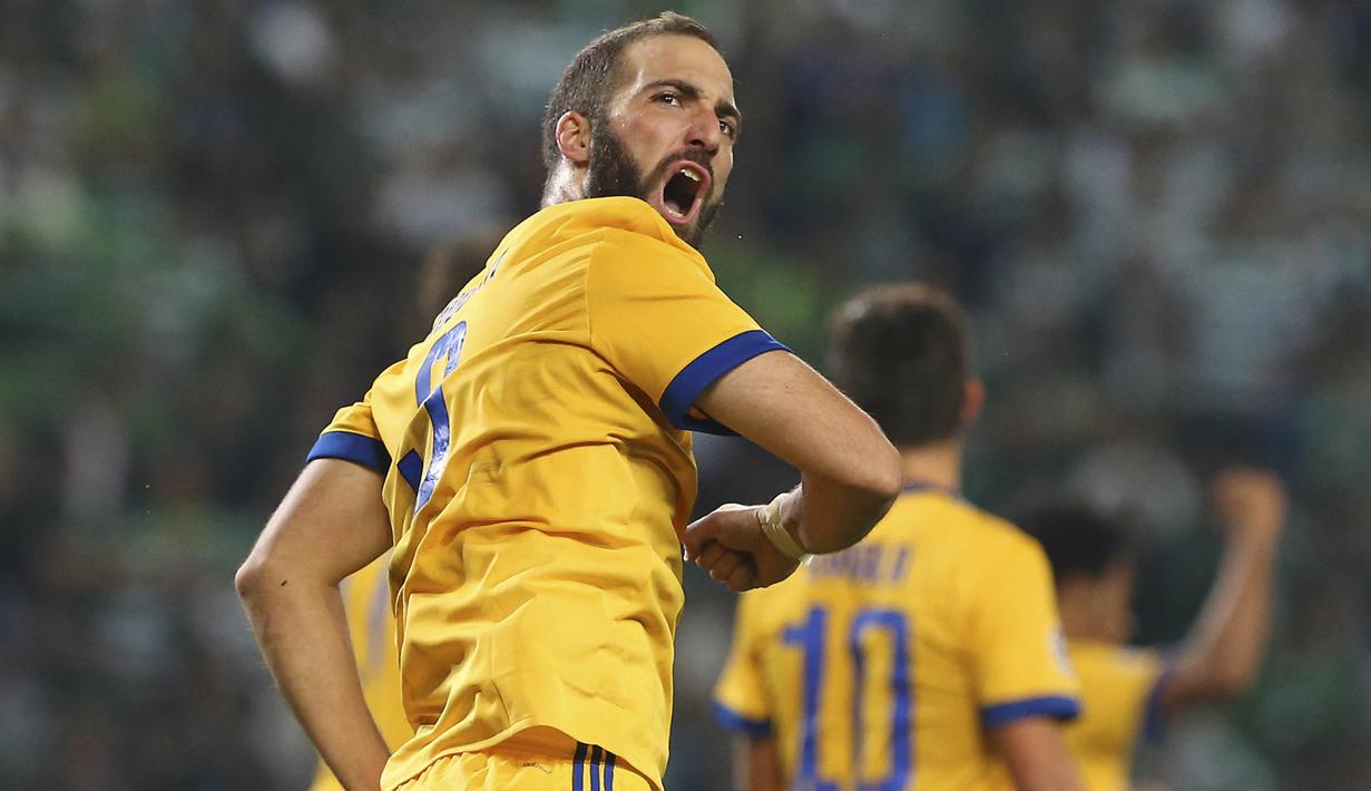 Striker Juventus, Gonzalo Higuain, merayakan gol ke gawang Sporting CP pada laga Liga Champions di Stadion Jose Alvalade, Lisbon, Selasa (31/10/2017). Kedua klub bermain imbang 1-1. (AP/Armando Franca)