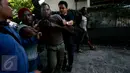 Petugas polisi berpakaian preman membekuk warga Papua yang melakukan demonstrasi di depan Asrama Mahasiswa Papua di Yogyakarta, Jumat (15/7). Mereka menggelar aksi menuntut kemerdekaan Papua. (Liputan6.com/Boy Harjanto)