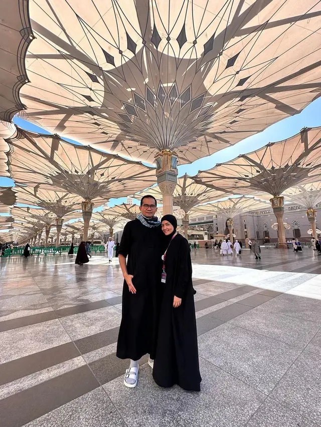 Potret Intan Nuraini dan suaminya saat umroh (Instagram/intan_nuraini23)