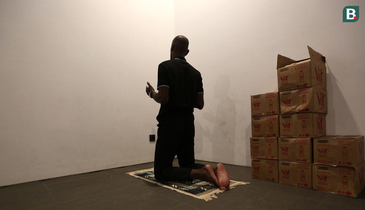 <p>Legenda sepak bola Prancis, Eric Abidal berdoa setelah melakukan Salat Magrib sebelum kegiatan BRImo Future Garuda di Lapangan BRILiaN Stadium, Jalan Fatmawati Raya, Jakarta, Selasa (30/05/2023). (Bola.com/Bagaskara Lazuardi)</p>