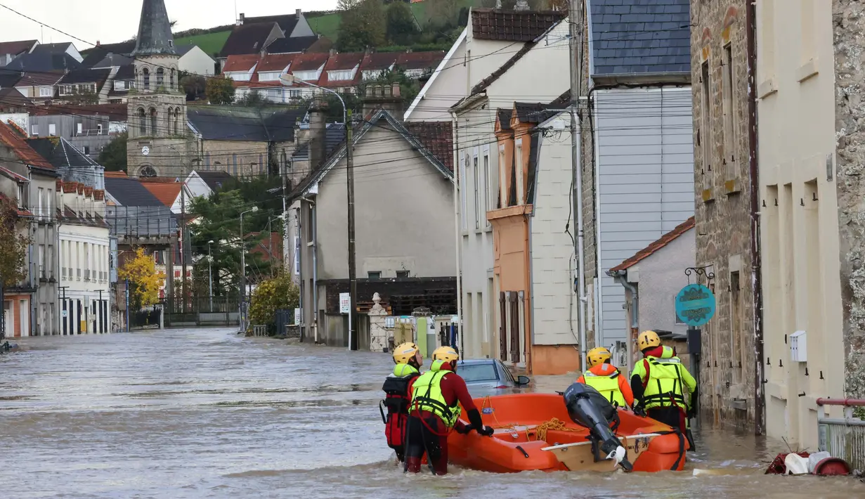 Di sekitar wilayah Boulogne-sur-Mer dan Saint-Omer, sungai Liane dan Aa mencapai tingkat yang luar biasa. (Denis Charlet/AFP)