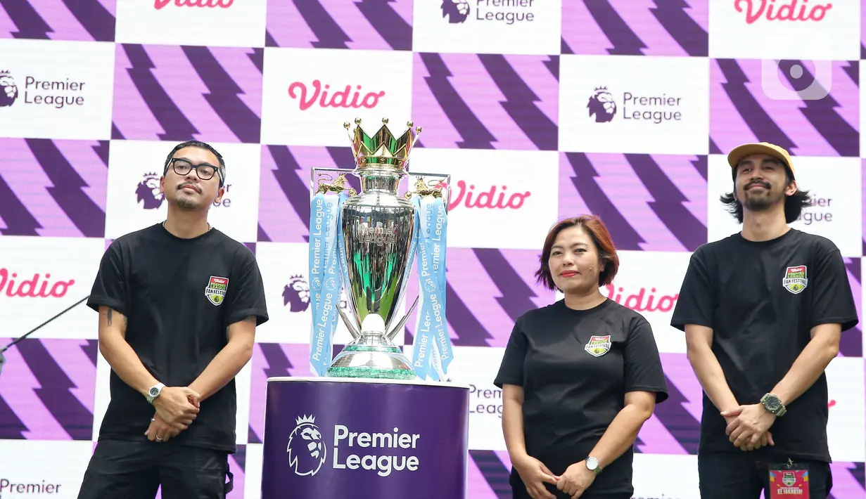 Chief Marketing Officer Vidio Teguh Wicaksono, Head of PR Vidio Sundari dan Senior Brand Marketing Vidio Dioma Asatsuku (kiri ke kanan) saat menujukan trofi Premier League dalam opening ceremony Premier League Fan Festival di Cilandak Town Square, Jakarta, Sabtu (14/9/2024). (Liputan6.com/Angga Yuniar)