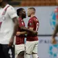 Penyerang AC Milan, Ante Rebic (kanan) berselebrasi dengan rekannya Franck Kessie usai mencetak gol ke gawang Bologna pada pertandingan lanjutan Liga Serie A Italia di stadion San Siro di Milan, Italia, Sabtu, (18/7/2020). AC Milan menang telak 5-1 atas Bologna. (AP Photo/Luca Bruno)