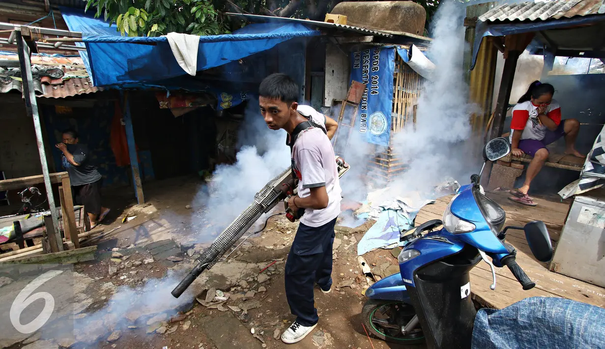 Petugas melakukan fogging di kawasan padat penduduk di Kebon Nanas, Jakarta, Jumat (15/4). Fogging tersebut dilakukan untuk mencegah berkembangbiaknya nyamuk aedes aegypti penyebab penyakit demam berdarah dengue. (Liputan6.com/Immanuel Antonius)