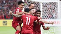 Pemain Timnas Indonesia, Marc Klok melakukan selebrasi bersama rekan-rekannya setelah mencetak gol ke gawang Thailand melalui eksekusi penalti dalam laga matchday ketiga Grup A Piala AFF 2022 di Stadion Utama Gelora Bung Karno, Senayan, Jakarta, Kamis (29/12/2022) sore WIB. (Bola.com/Abdul Aziz)