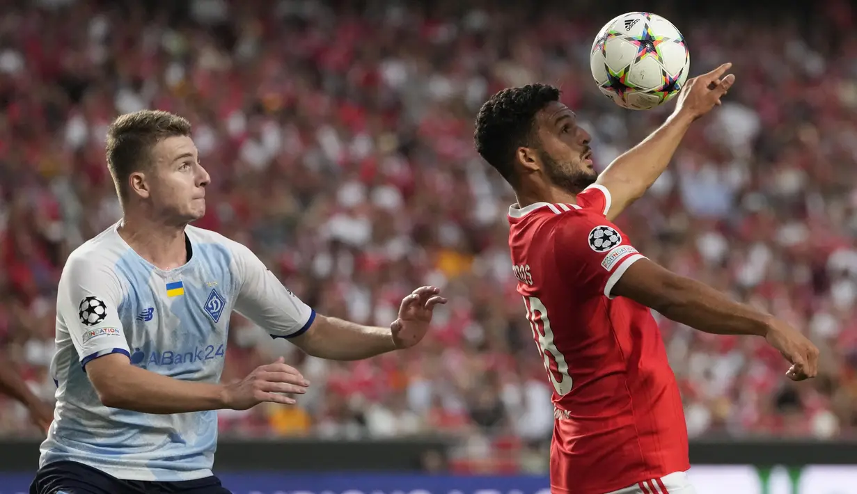 Penyerang Goncalo Ramos berebut bola dengan bek Dynamo Kiev Oleksandr Syrota pada babak Play Off Liga Champions di Estadio da Luz, Lisboa, Portugal, Rabu (24/8/2022) dini hari WIB. Benfica melaju ke babak penyisihan grup Liga Champions musim 2022/2023 setelah menang 3-0 atas Dynamo Kiev. (AP Photo/Armando Franca)