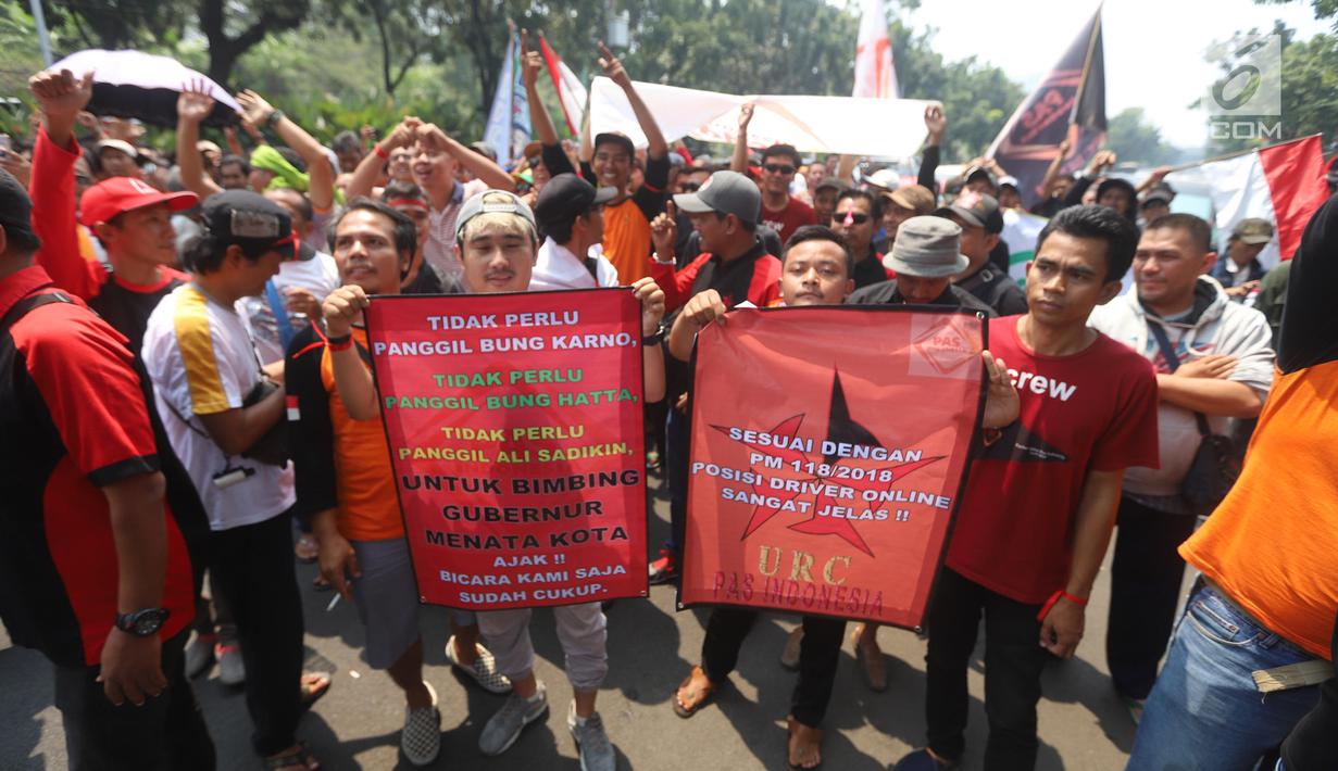Puluhan sopir taksi online membawa poster dalam unjuk rasa di depan Balai Kota Jakarta, Senin (19/8/2019). Mereka meminta Gubernur DKI Jakarta Anies Baswedan agar angkutan sewa khusus atau taksi online untuk bebas dari kebijakan perluasan ganjil genap. (Liputan6.com/Angga Yuniar)