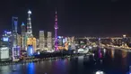 Pertunjukan cahaya di kawasan Lujiazui, Shanghai, China timur (4/11/2020). Sebuah pertunjukan cahaya bertema gelaran Pameran Impor Internasional China (China International Import Expo/CIIE) digelar di Lujiazui pada Rabu (4/11). (Xinhua/Zhang Haofu)