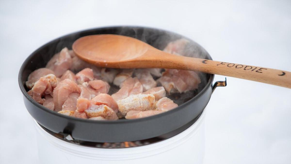 Jangan Diabaikan! Ini Bahaya Tersembunyi dalam Daging Ayam yang Belum Matang