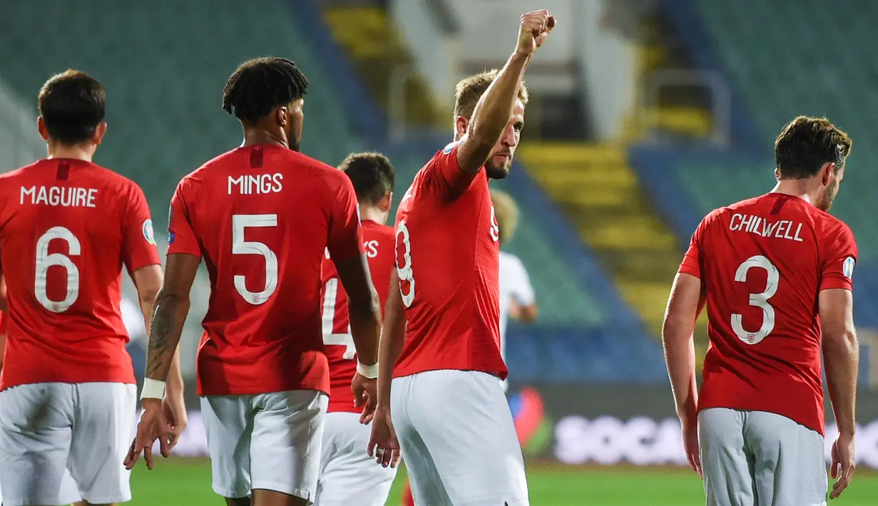 Striker Inggris, Harry Kane, merayakan gol yang dicetaknya ke gawang Bulgaria pada laga Kualifikasi Piala Dunia 2020 di Stadion Vasil Levski, Sofia, Senin (14/10). Bulgaria kalah 0-6 dari Inggris. (AFP/Nikolay Dychinov)