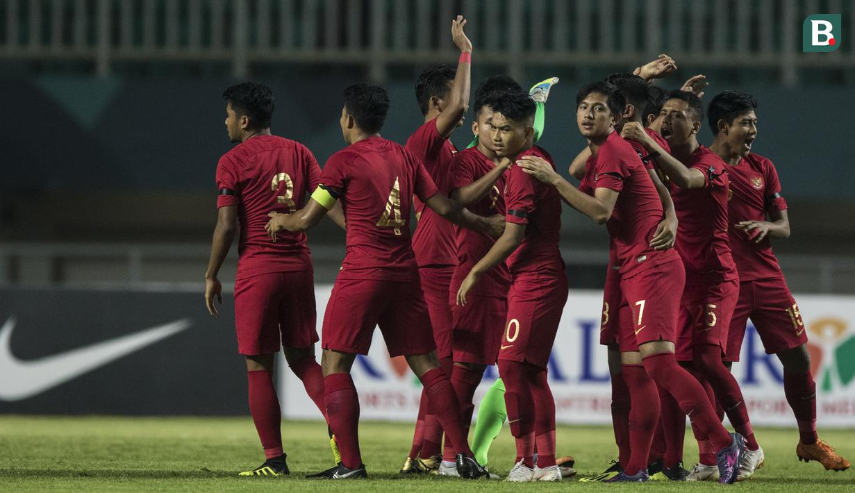 Para pemain Timnas Indonesia bersiap menghadapi China pada laga PSSI 88th U-19 di Stadion Pakansari, Jawa Barat, Selasa (25/9/2018). Indonesia kalah 0-3 dari China. (Bola.com/Vitalis Yogi Trisna)