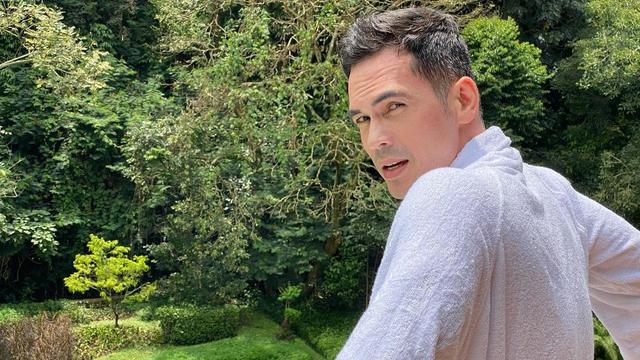 7 Potret Terbaru Atalarik Syach yang Masih Betah Menduda, Curi Perhatian