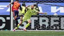 Pemain Spanyol Pedro Porro mencetak gol kedua timnya melewati kiper Austria Alexander Schlager selama pertandingan sepak bola babak 32 Piala Dunia antara Spanyol dan Austria di Inglewood, California, dekat Los Angeles, Kamis, (02/07/2026). (AP Photo/Jae C. Hong)