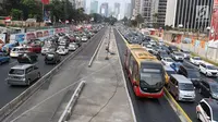 Suasana kemacetan di kawasan Senayan, Jakarta, Sabtu (25/8). Diberlakukannya rekayasa lalu lintas serta tingginya antusias warga menonton Asian Games 2018 menyebabkan kawasan Senayan dan sekitarnya mengalami kemacetan. (Liputan6.com/Immanuel Antonius)