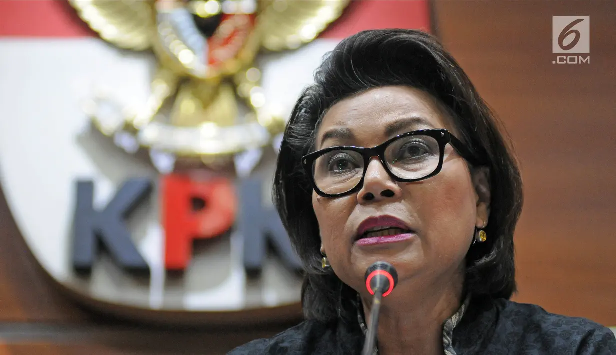 Wakil Ketua KPK Basaria Panjaitan menggelar konfrensi pers di Gedung KPK, Jakarta, Jumat (2/2). Dalam keterangannya, Basaria memberikan keterangan kepada media terkait penetapan Gubernur Jambi Zumi Zola sebagai tersangka. (Liputan6.com/Herman Zakharia)