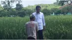 Presiden Jokowi memiliki kebiasaan menyapa warga saat berkunjung ke daerah. Dalam kunjungannya ke Jawa Barat, hal itu pun dilakukannya. Namun, sapaan kali ini sedikit berbeda. Jokowi menyapa langsung para petani yang sedang bekerja di tengah sawah.