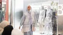 Seperti ciri khasnya, Klamby mengeluarkan koleksi dengan beragam motif dan warna. Misalnya saja waena baby blue dengan model luaran pita dipadukan inner dan bawahan warna senada. Begitupun kerudungnya. [dok. Plaza Indonesia]