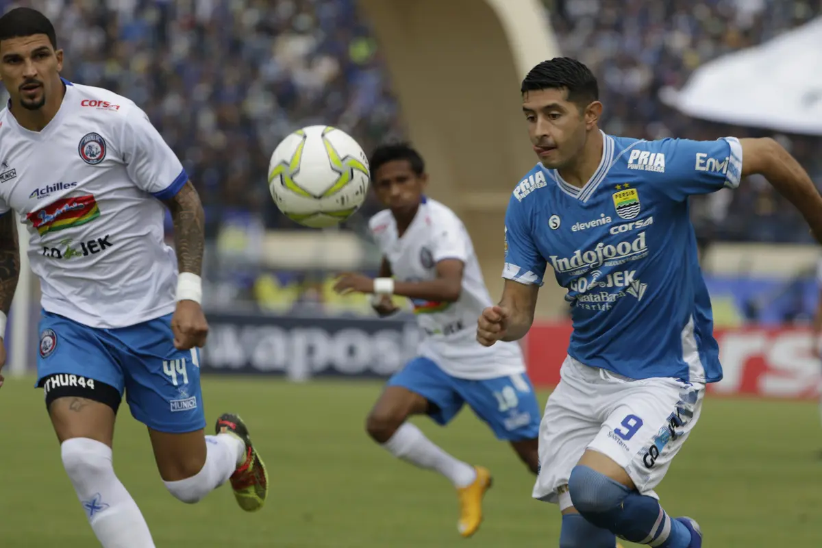 FOTO: Sempat Tertinggal, Arema Bangkit Imbangi Persib di Bandung
