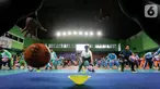 Siswa siswi Madrasah berlatih teknik dasar bola basket di GOR Bulungan Jakarta, Selasa (31/05/2022). Kementerian Agama (Kemenag) bekerja sama dengan National Basketball Association (NBA) menyelenggarakan workshop Jr. NBA Coaches Academy tatap muka pertama sejak tahun 2020. (Liputan6.com/Fery Pradolo)