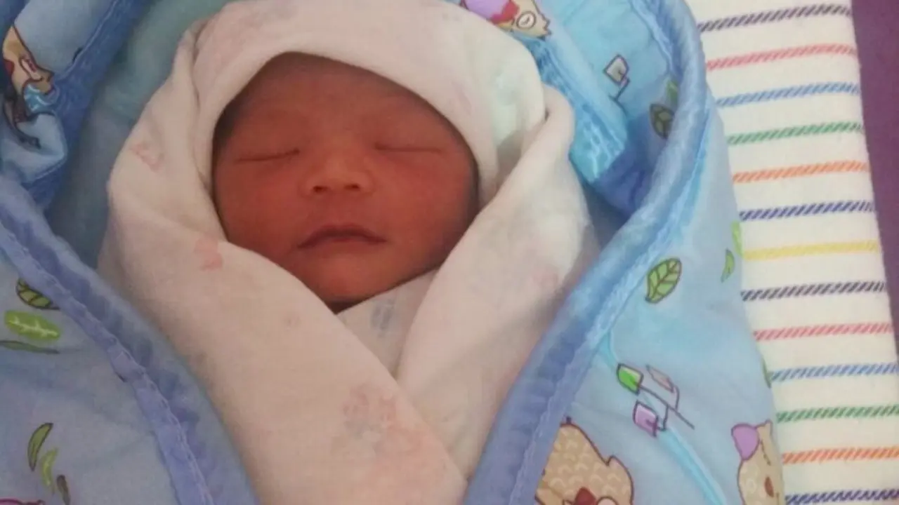 Bayi tampan yang ditemukan di dekat tiang telepon dirawat di Klinik Bhayangkara, Banyumas. (Foto: Liputan6.com/Muhamad Ridlo)
