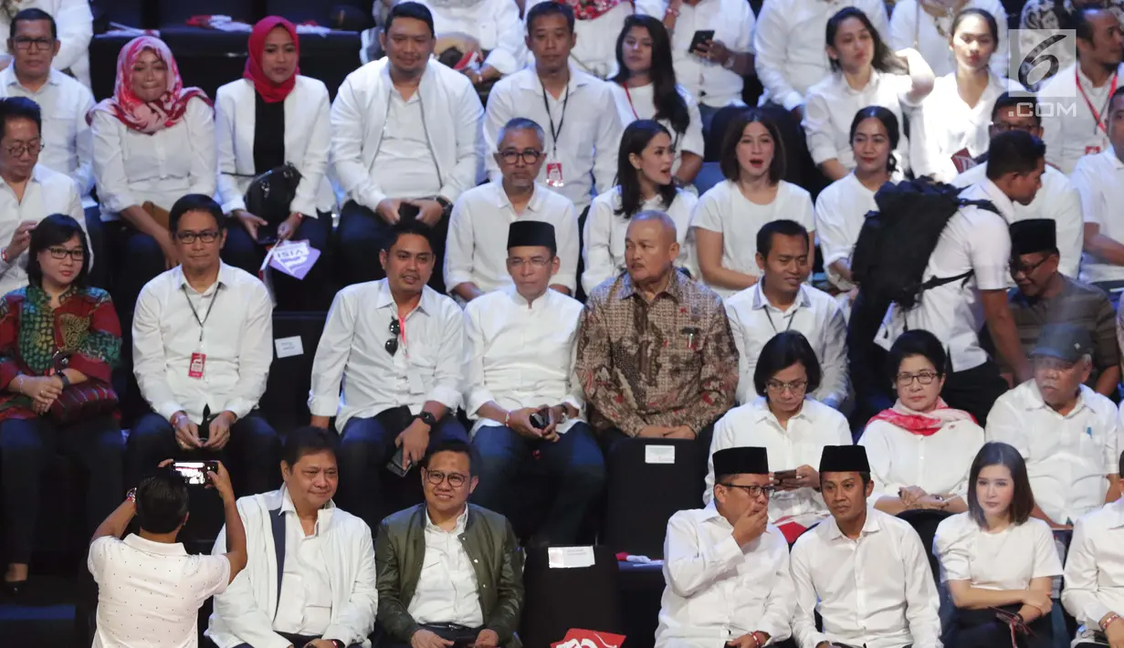 Ketua Umum PKB, Muhaimin Iskandar (ketiga kiri depan) duduk di panggung kehormatan untuk menyaksikan pidato Visi Indonesia yang akan disampaikan Presiden/Wakil Presiden terpilih 2019-2024, Joko Widodo dan KH Ma’ruf Amin di SICC, Kab Bogor, Minggu (14/7/2019). (Liputan6.com/Helmi Fithriansyah)