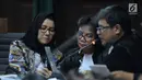Terdakwa gratifikasi pemberian izin lokasi perkebunan kelapa sawit, Rita Widyasari bersama penasehat hukumnya saat sidang lanjutan di Pengadilan Tipikor, Jakarta, Rabu (23/5). Sidang mendengar keterangan saksi. (Liputan6.com/Helmi Fithriansyah)