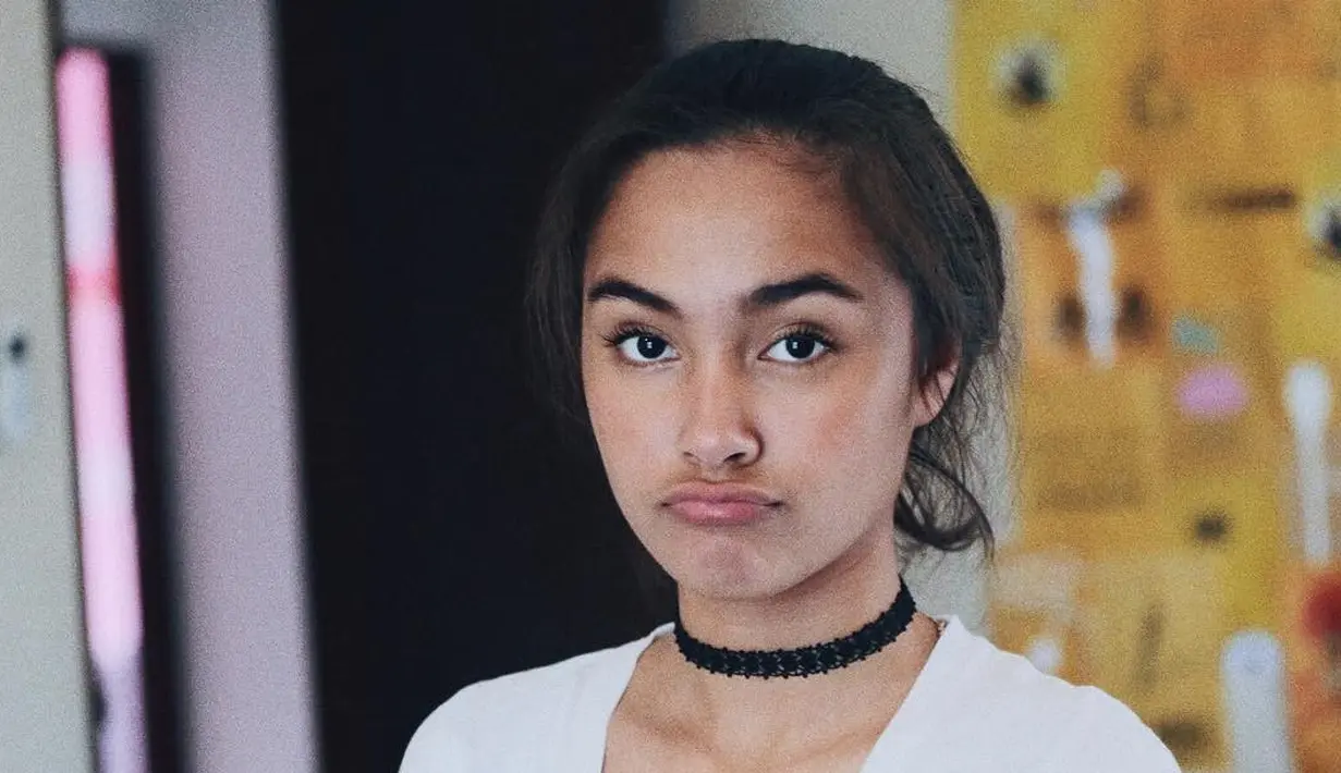 Di balik wajahnya yang cantik, Caitlin Halderman ternyata gemar bermain basket. (foto: instagram.com/caitlinhalderman)