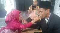 Ardi dan Nuria, pasangan beda usia terpaut 40 tahun. Foto: (Fauzan/Liputan6.com)