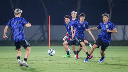 Ian Subiabre (tengah) bersama sejumlah pemain Timnas Argentina U-17 melakukan latihan resmi menjelang laga perempat final Piala Dunia U-17 2023 melawan Timnas Brasil U-17 di Lapangan Banteng, Jakarta, Kamis (23/11/2023). (Bola.com/Bagaskara Lazuardi)