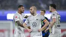 Pemain VfL Wolfsburg, Christian Eriksen, tampak kecewa setelah kalah 1-2 dari SC Paderborn pada leg kedua playoff promosi/degradasi di Home Duluxe Arena pada Selasa (26/5/2026) dini hari WIB. (AFP/Ina Fassbender)