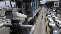 Kamera pengawas terpasang di area halte bus transjakarta di kawasan Buncit Raya, Jakarta, Selasa (14/1/2020). Lewat kamera CCTV tersebut, Kepolisian Lalu Lintas dapat mendeteksi aktivitas pengemudi yang melanggar aturan di ruas jalur bus Transjakarta. (Liputan6.com/Herman Zakharia)