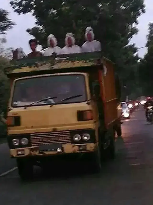 Kumpulan Potret Pocong Nebeng Truk, Mungkin Sudah Lelah Loncat-Loncat (ist)