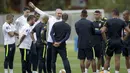 Pelatih Brasil, Tite, memberikan arahan kepada anak asuhnya saat sesi latihan jelang laga Kualifikasi Piala Dunia di Teresopolis, Barsil, Rabu (4/10/2017). Brasil akan berhadapan dengan Bolivia. (AP/Silvia Izquierdo)