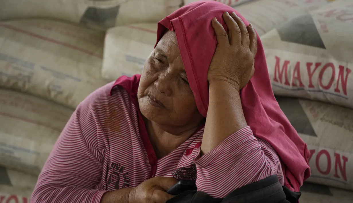 <p>Seorang pengungsi beristirahat di sebuah pusat evakuasi di Guinabotan, Provinsi Albay, timur laut Filipina, Senin (12/6/2023). Gunung Mayon yang merupakan gunung berapi paling aktif di Filipina memuntahkan lahar panas. (AP Photo/Aaron Favila)</p>