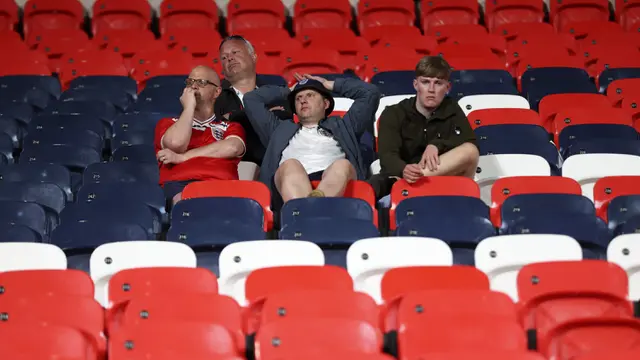 FOTO: Duka Suporter Inggris Kalah dari Italia di Final Euro 2020