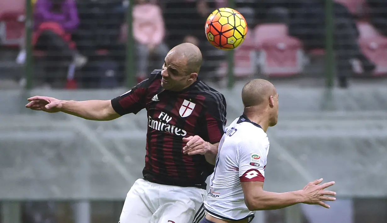 Pemain AC Milan,  Alex (kiri) berebut bola dengan pemain CFC Genoa pada lanjutan Liga Italia Serie A pekan ke-25 di Stadion  San Siro, Milan, Minggu (14/2/2016) WIB. (AFP/Olivier Morin)