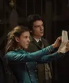 Setelah berhasil menyelesaikan kasus pertamanya, Enola Holmes (Millie Bobby Brown) kini resmi menjalani profesi kakaknya yang lebih dulu tenar, Sherlock (Henry Cavill). (Foto: Netflix)