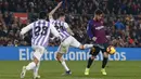 Gelandang Barcelona, Lionel Messi, berusaha melewati kepungan pemain Valladolid pada laga La Liga di Stadion Camp Nou, Barcelona, Sabtu (16/2). Barcelona menang 1-0 atas Valladolid. (AFP/Pau Barrena)
