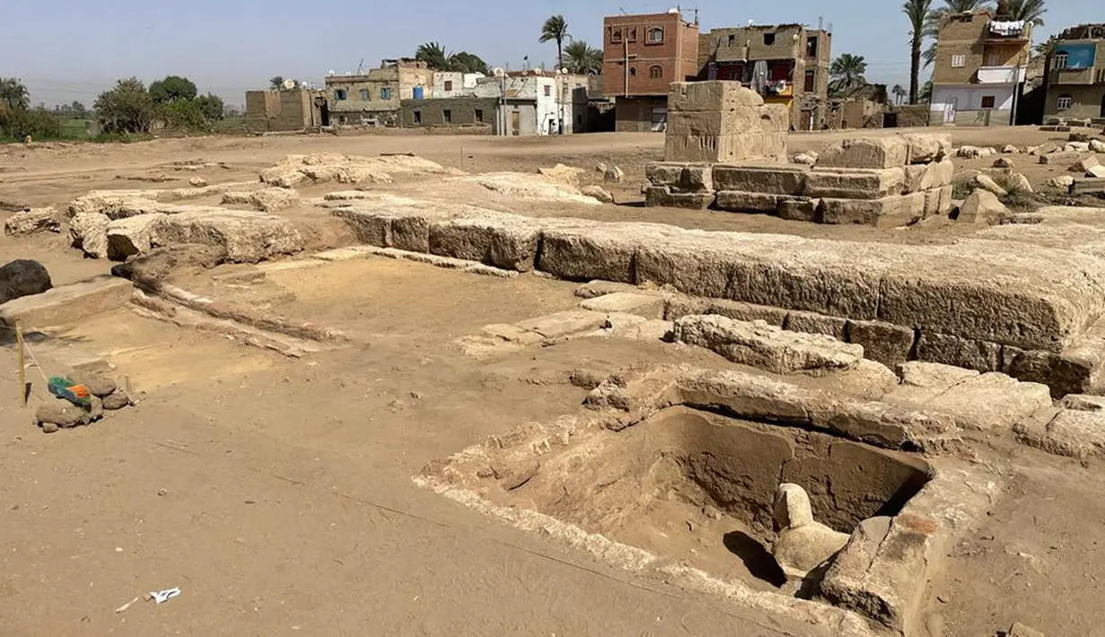 Gambar selebaran tak bertanggal yang dirilis oleh Kementerian Purbakala Mesir pada 6 Maret 2023, menunjukkan patung Sphynx yang digali di dekat Kuil Dendera di provinsi Qina (Qena). Patung sphinx itu digambarkan menggunakan Nemes, hiasan kepala dari kain yang digunakan firaun di bawah mahkota. (Egyptian Ministry of Antiquities / AFP)